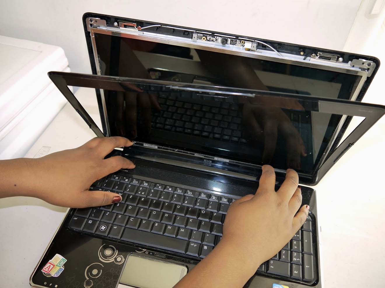 Замена экрана ноутбука HP в Шушарах