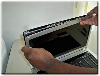 Замена экрана ноутбука Samsung в Шушарах